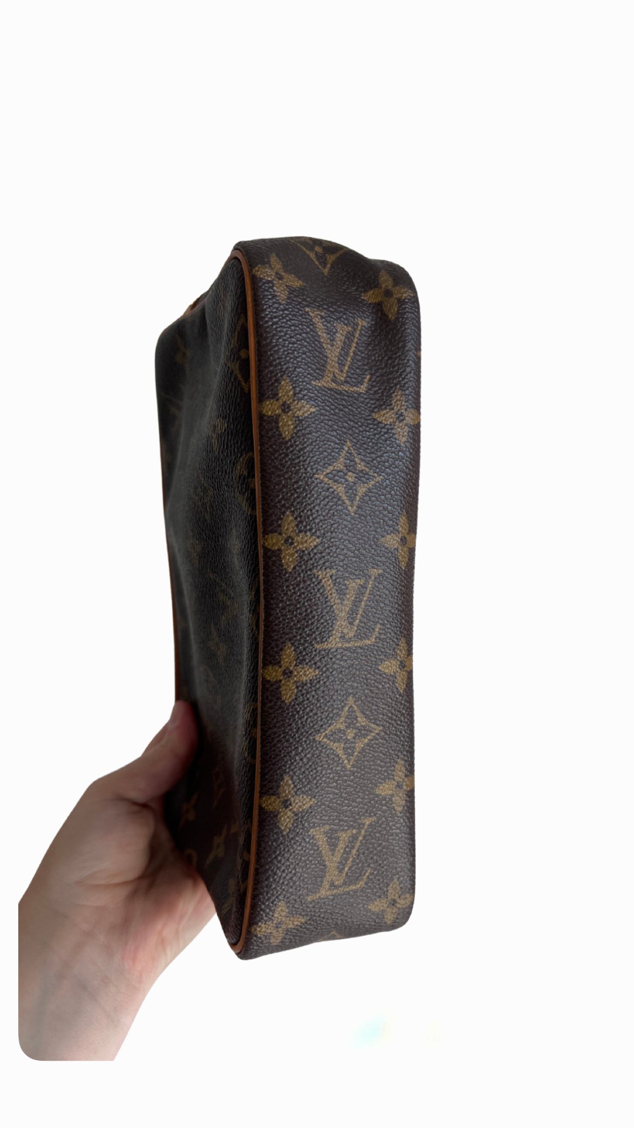 Louis Vuitton Compeigne 23 Toiletry Clutch