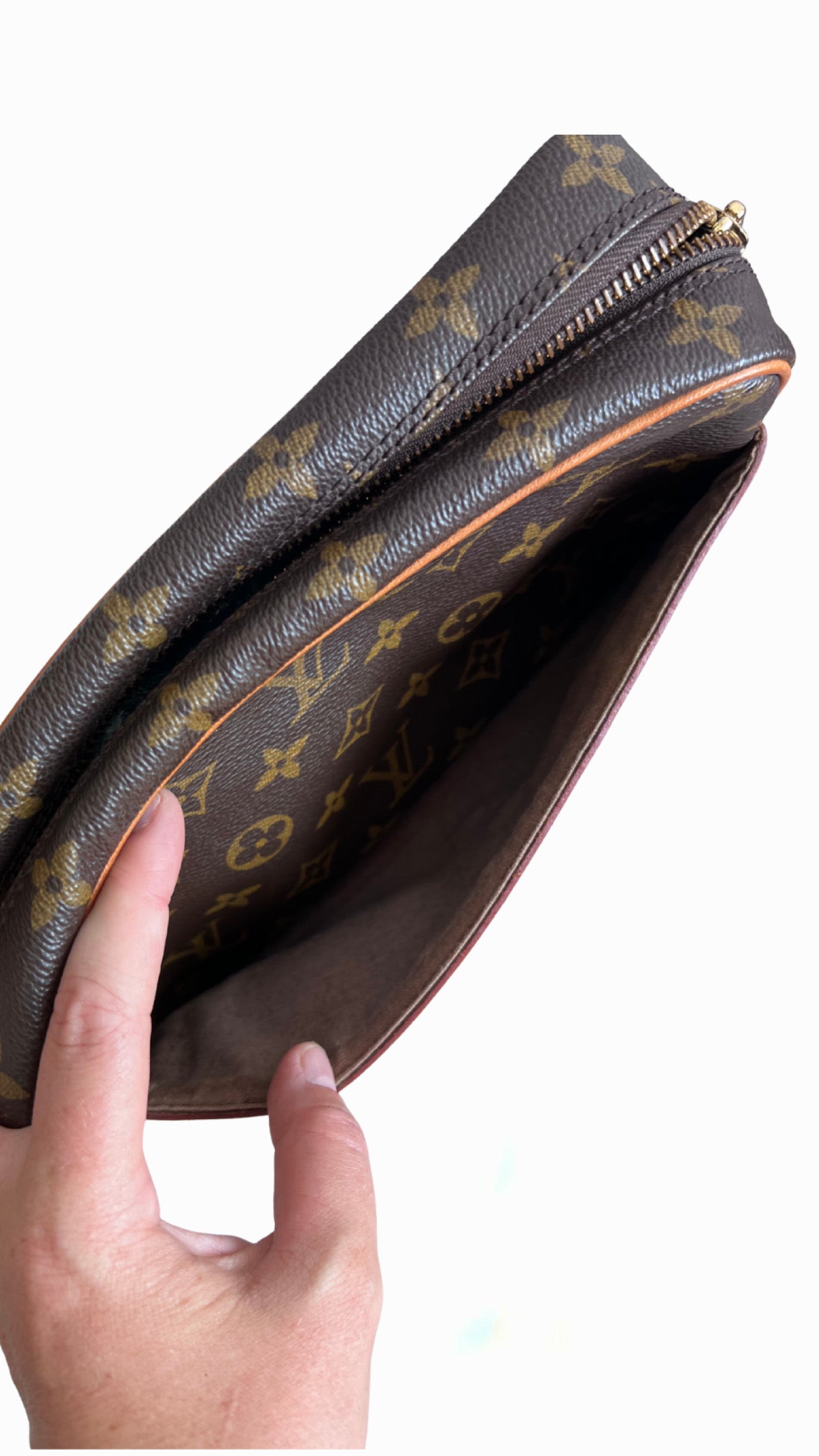 Louis Vuitton Compeigne 23 Toiletry Clutch