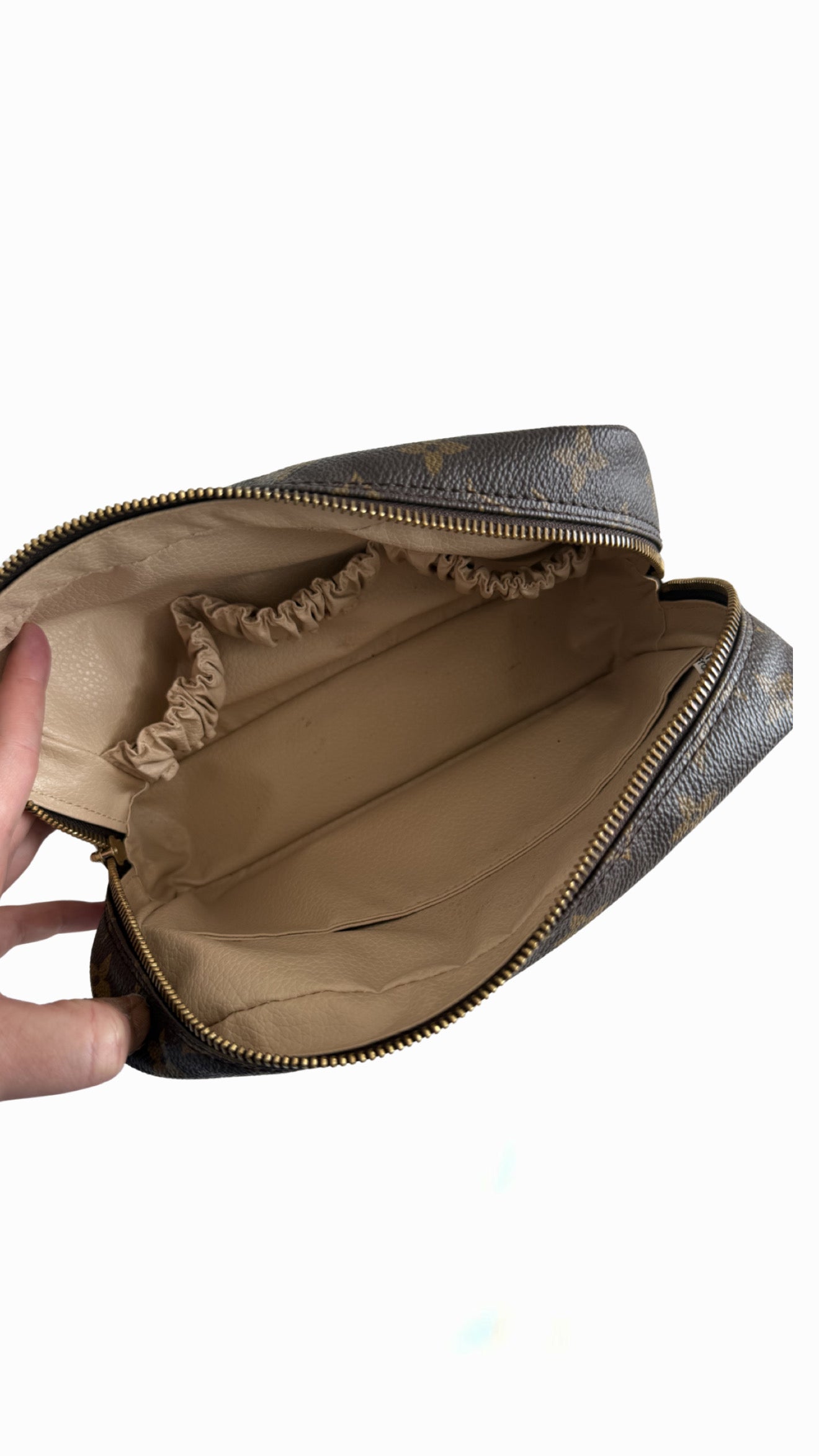 Louis Vuitton Trousse Toilette 23